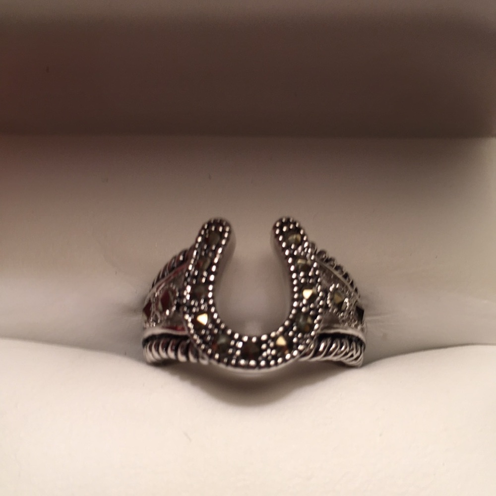 Women’s Horseshoe ring, Size 6.